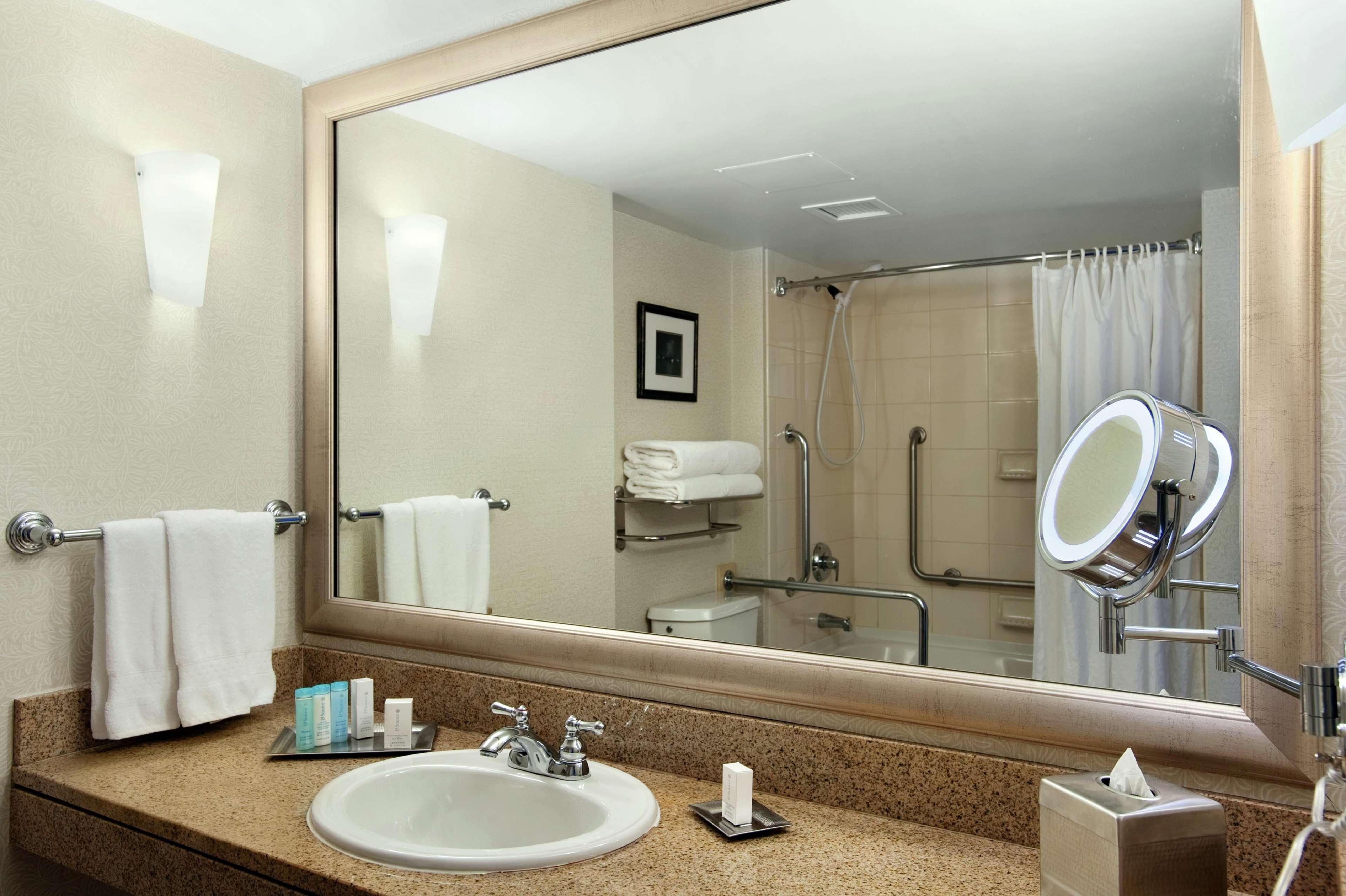 Hilton Vancouver Metrotown Бернабі Екстер'єр фото