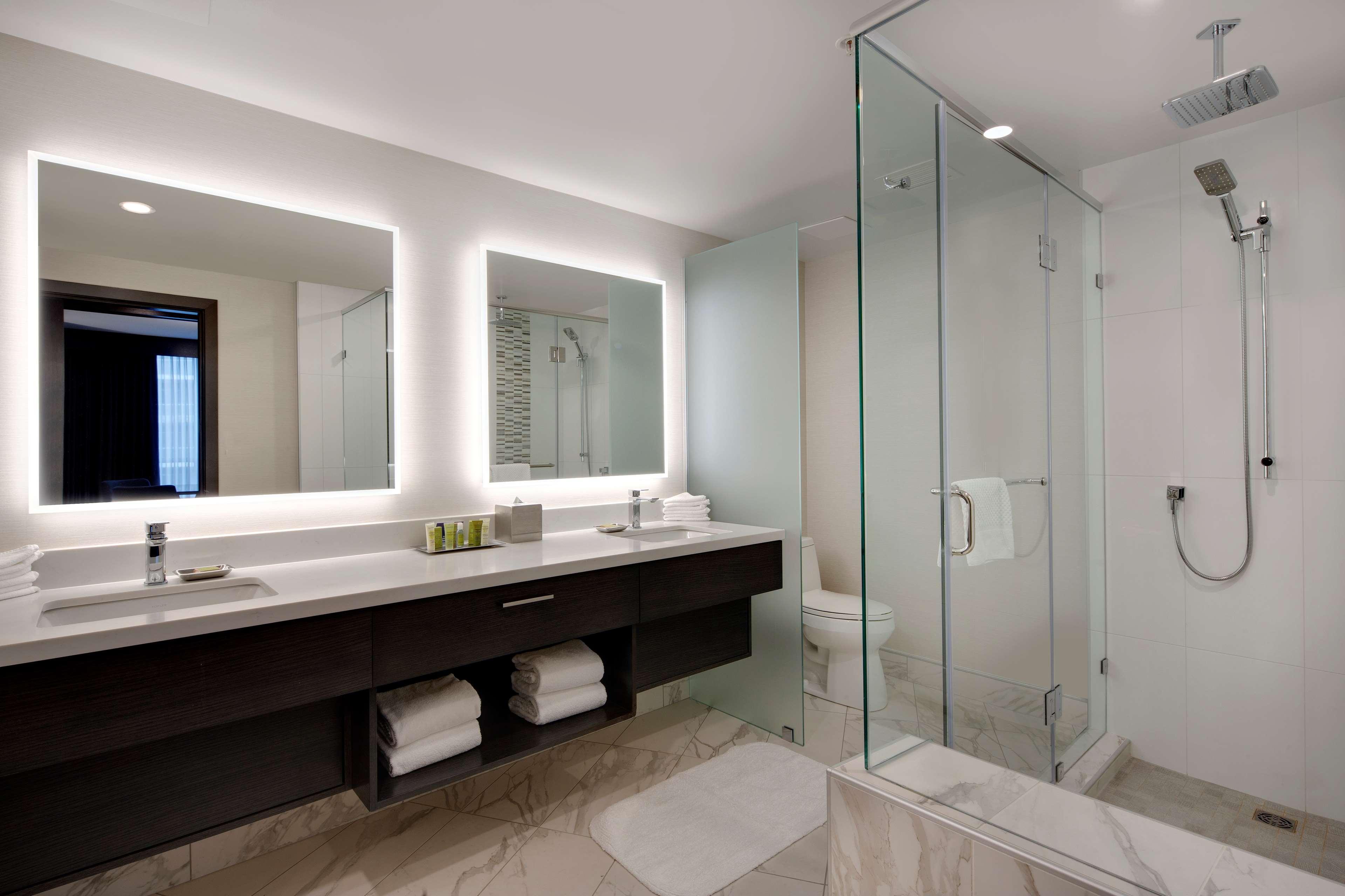 Hilton Vancouver Metrotown Бернабі Екстер'єр фото