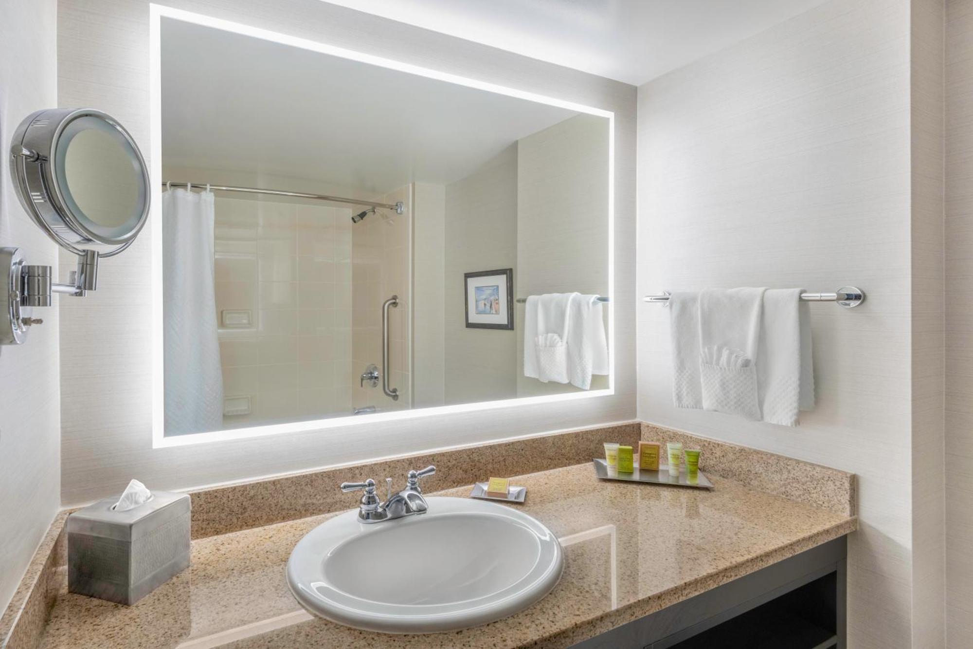 Hilton Vancouver Metrotown Бернабі Екстер'єр фото